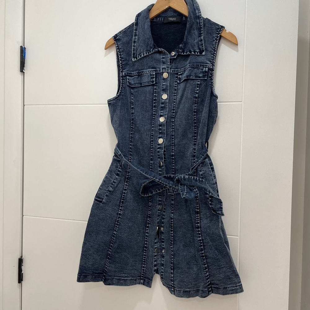 Trac button front stretch denim dress with pockets. NWOT. Large.